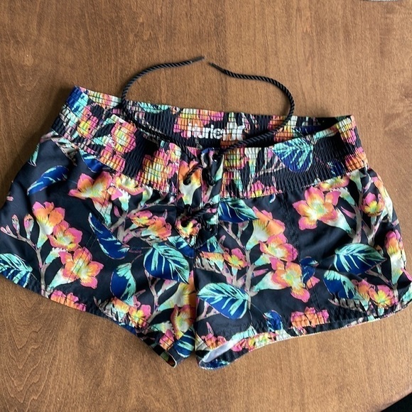 Sz9 Hurley floral board shorts in EUC - Picture 4 of 7
